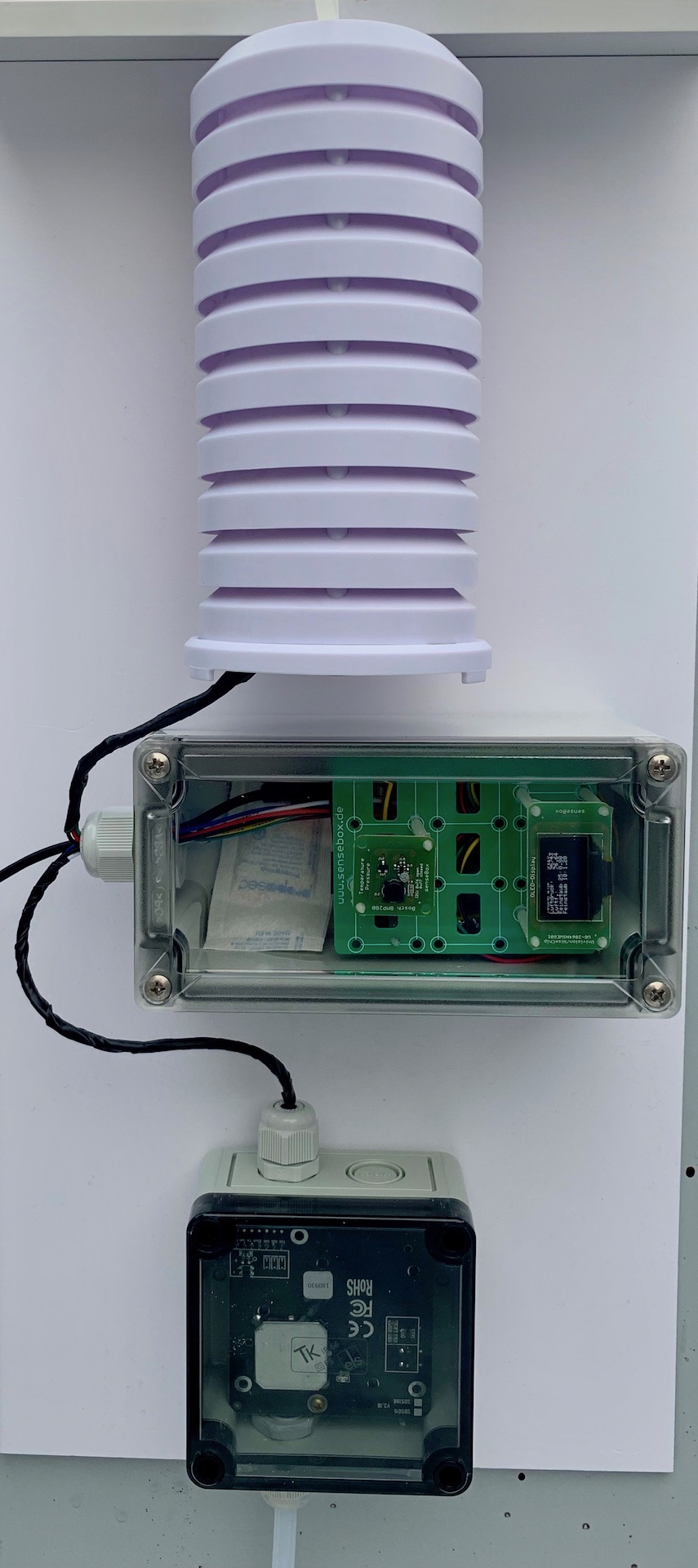 Schutzhülle für den Temperatursensor und das Gehäuse mit Elektronik, Display und weitere Sensoren.